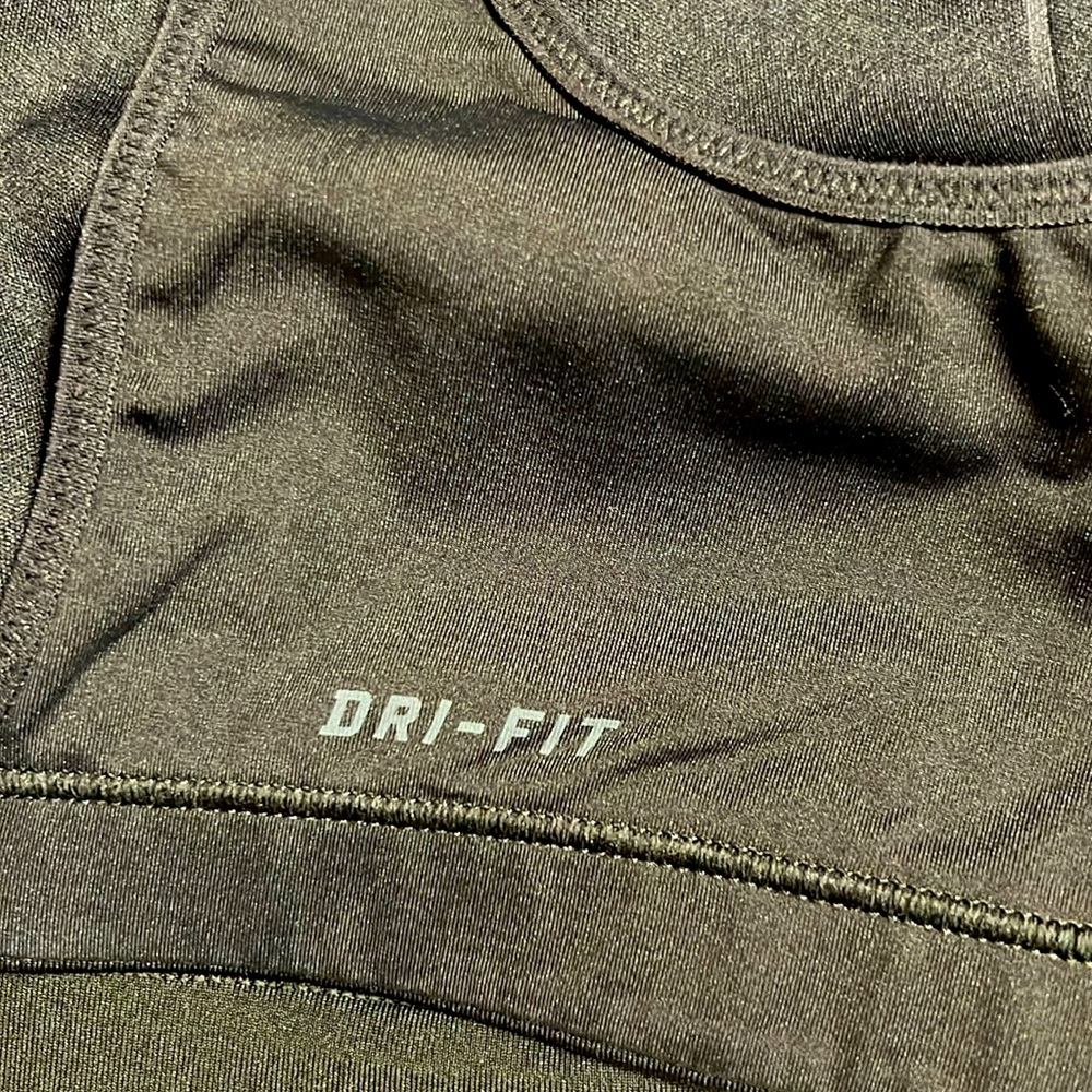 NIKE. DRI-FIT BLACK SPIRT WOMAN BRA. Size XL, runs small like L.Tags are removed - Picture 5 of 6